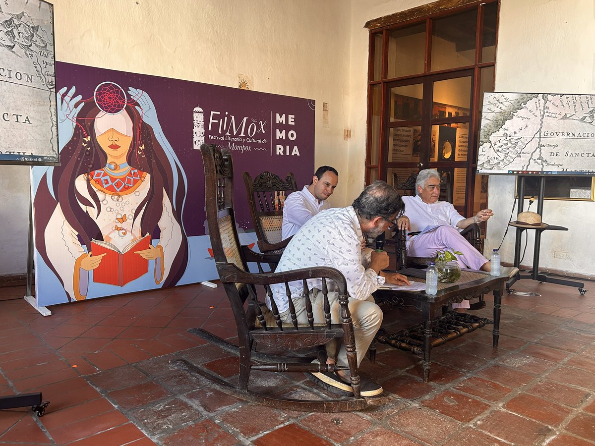 flimox_festival's tweet photo. 🇨🇴 En estos momentos en #FliMox:
🗣️ Juan David Giraldo, Sebastián Mejía y Juan Manuel del Corral conversan sobre los próceres de la independencia.
✨ Historia y memoria en una charla imperdible. ¡Únete! 📚 https://t.co/CVx118brXZ