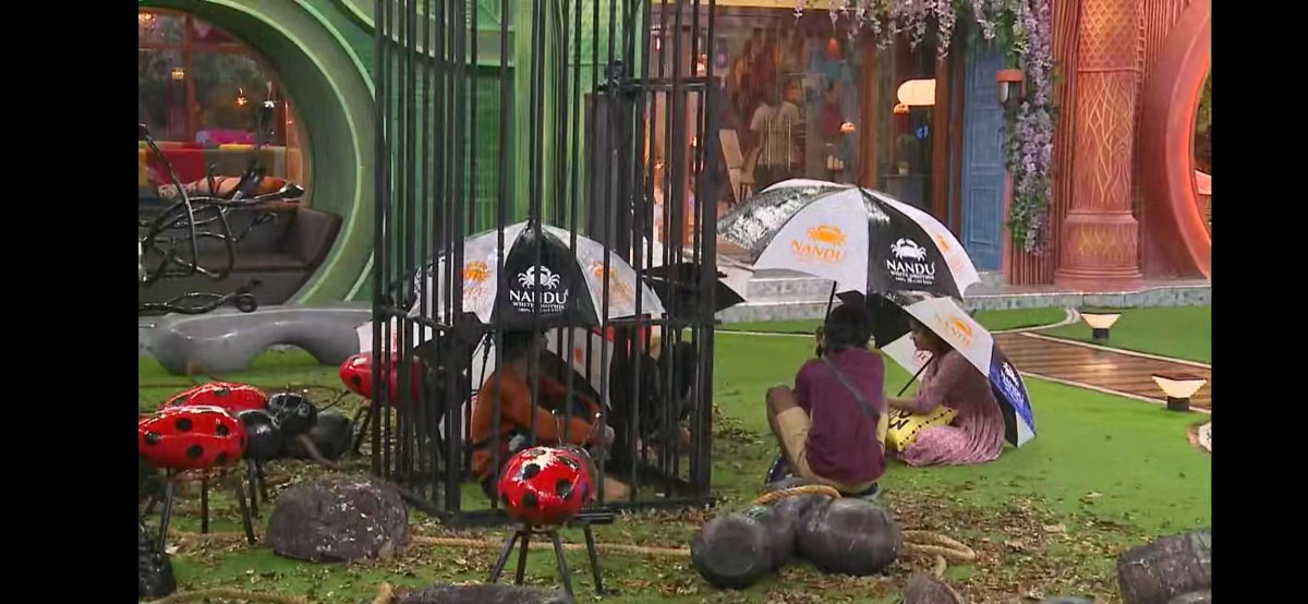 UmaKarthik24's tweet image. Everyone from #GoaGuys in the rain with #Rayan and having their dinner♥️🫰🫰🫰🫰

#Rayan is still in the BB jail.🥲

No, Mangalam, sir, and I don't want too!🙏

#Jackquline 
#GoaGang 
#BiggBossTamil8