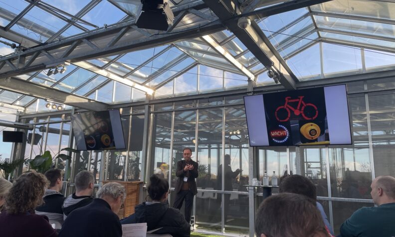 Wat hebben herstel en het wachtknopje bij het stoplicht gemeen? Lees het verslag van het Jaarcongres Wetenschap voor de Sportpraktijk waarin Jos de Koning het wachtknopje als metafoor voor trainingsbelasting gebruikt. Plus de visie van andere experts. ap.lc/ubnuR