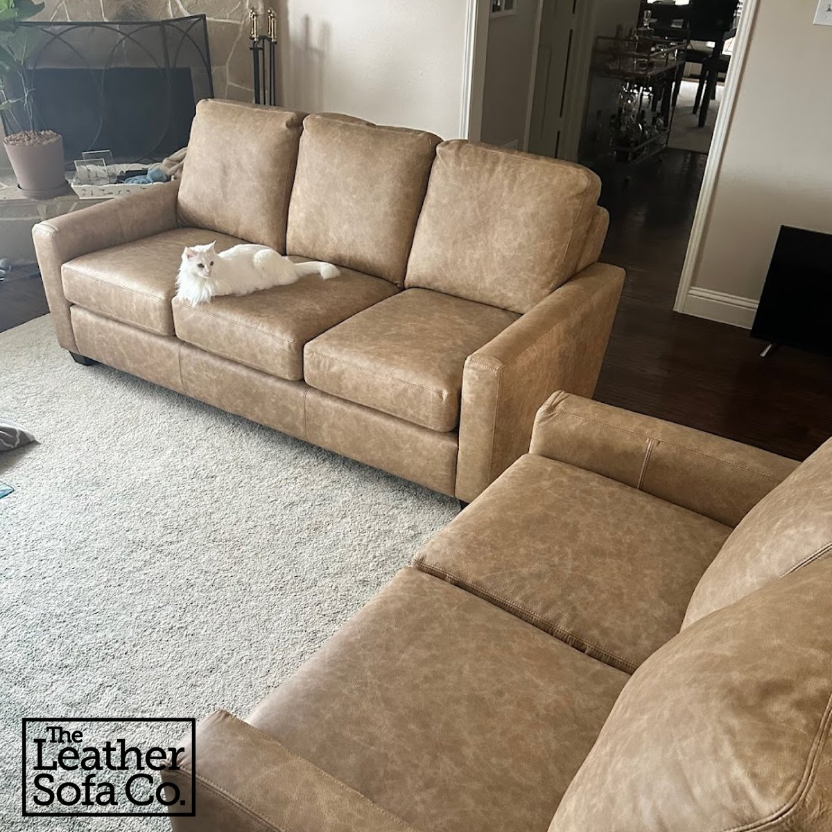 leathersofaco's tweet photo. Family-owned and operated for over 20 years right here in Lewisville, Texas! ๐บ๐ธ
#MadeRightHere #TransitionalHome #LivingRoomIdeas #LeatherSofas #HomeInspo #TraditionalStyle #FortWorth #WesternHome #RusticElegance #LivingRoomSofa #FlowerMound #TexasStyle #RanchHome #WesternChic https://t.co/WrR0376TI3
