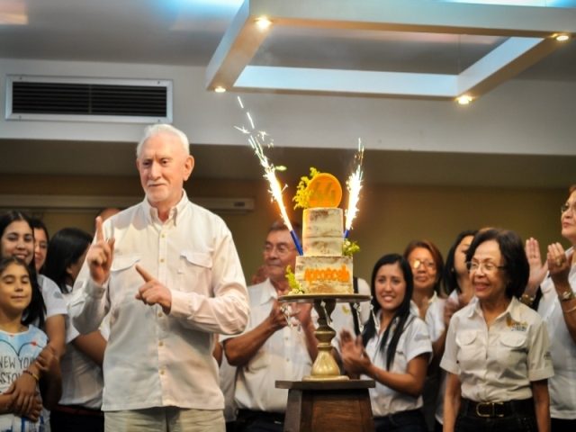 A mí gran amigo y mentor , Ing. Fuaz Kassen; que Dios guíe tus pasos hacia el descanso eterno.
No tuvimos oportunidad de despedirnos... Lamento haberte perdido.
El País Agricola y el sector Arrocero mucho te debe en esfuerzo, claridad de ideas y acciónes.
Descansa en Paz, Tio 🙏