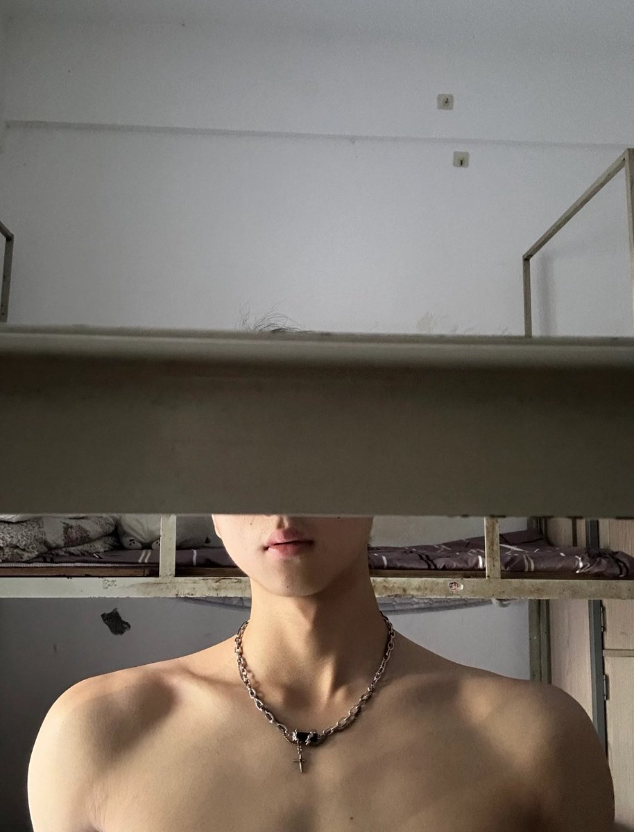 justlovedo's tweet photo. 找不同 #肩宽 #薄肌 #锁骨  #女性向 https://t.co/BWRaVcnPG5