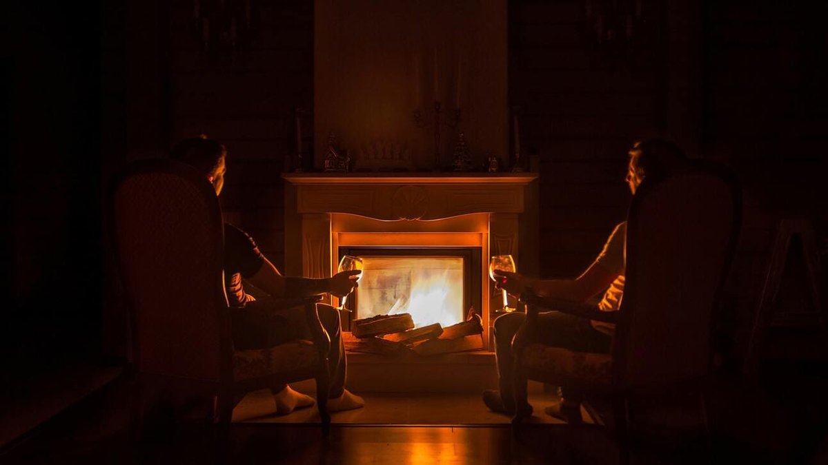 simonejennsmith's tweet image. Chestnuts roasting on an open fire...
One of these pictures is real, and one is AI; can you tell the difference?

#game #ai #PHOTOS
