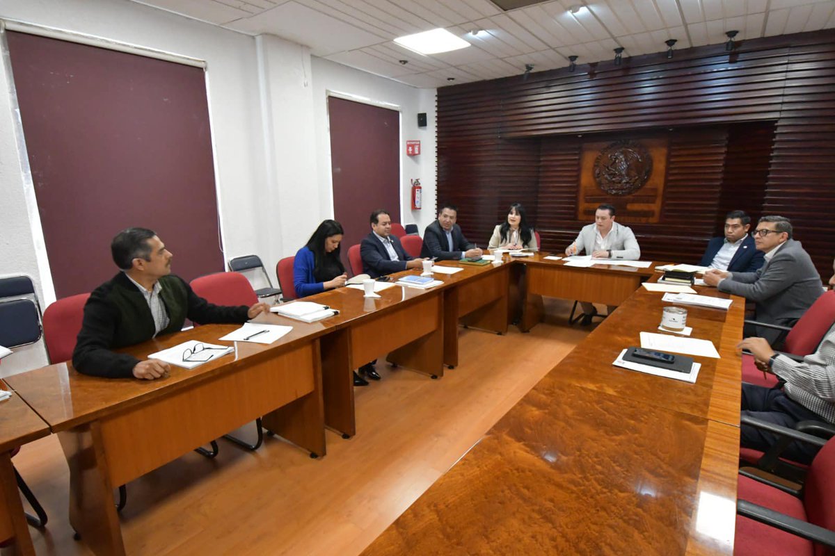 legislaturaZac's tweet photo. #Entérate
La Comisión Legislativa de Hacienda y Fortalecimiento Municipal, desarrolló una reunión de trabajo en la que analizaron, discutieron y dictaminaron un primer paquete de Leyes de Ingresos 2025, de diferentes Muncipios del Estado de Zacatecas. https://t.co/7GWW8K0zIp