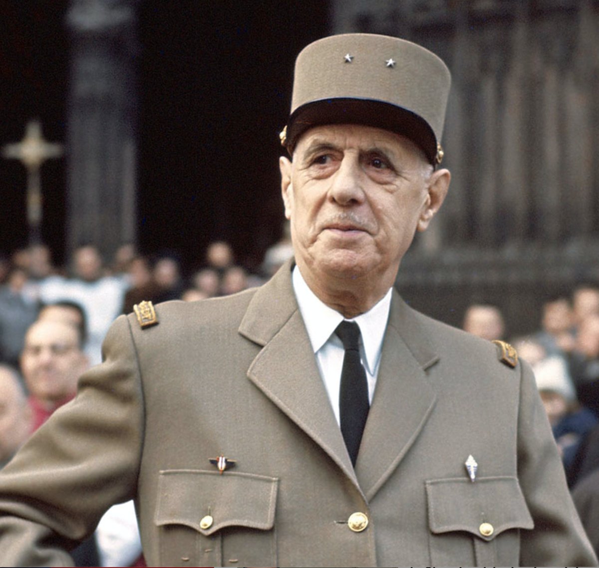 Le Général de Gaulle sur la censure : « Notre Constitution est fondée sur cette idée que c'est le peuple qui a le pouvoir. C'est le peuple qui le délègue au Président, sous le contrôle de l'Assemblée. 
La censure suppose qu'il y ait une majorité pour renverser le gouvernement et