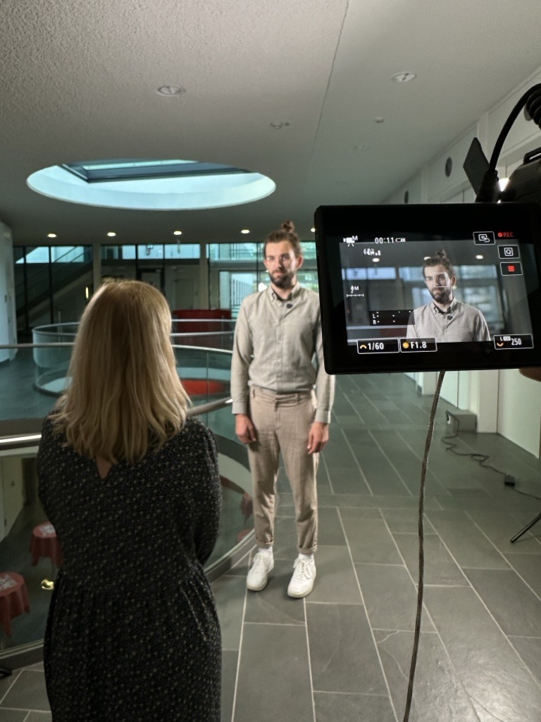 Fraunhofer ITWM (@fraunhoferitwm) on Twitter photo 🎥Wissenschaft trifft Kreativität! Ob Datenanalyse, Videodrehs oder innovative Projekte – unser Arbeitsalltag ist vielfältig wie unsere Lösungen. Neugierig? Folge uns für Einblicke & Inspiration – für welche Aktion sich wohl die Kolleg:innen vor der Kamera aufwärmen durften?🤸♂️ 🎥Wissenschaft trifft Kreativität! Ob Datenanalyse, Videodrehs oder innovative Projekte – unser Arbeitsalltag ist vielfältig wie unsere Lösungen. Neugierig? Folge uns für Einblicke & Inspiration – für welche Aktion sich wohl die Kolleg:innen vor der Kamera aufwärmen durften?🤸♂️