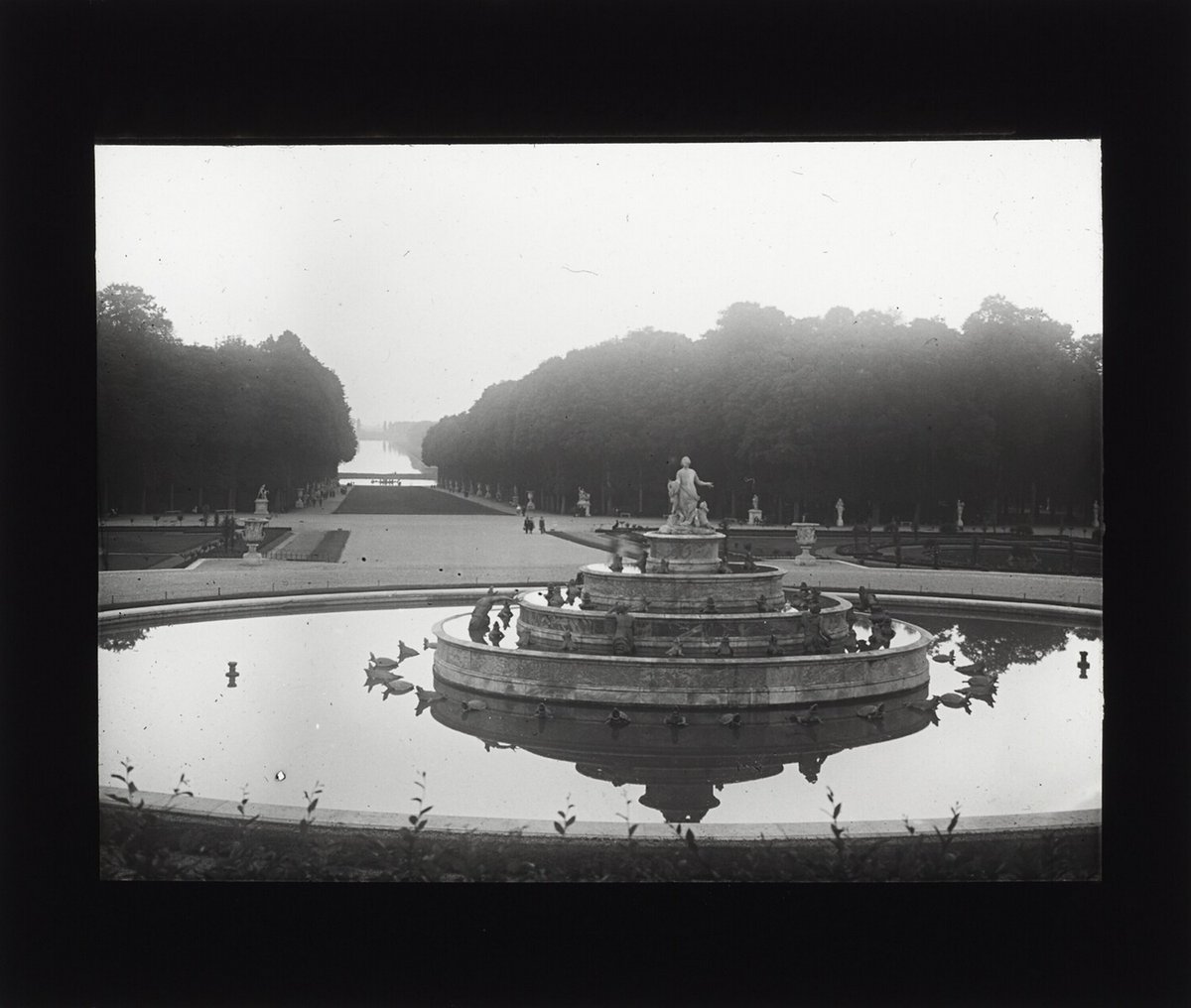 #JeudiPhoto Vue de la grande perspective prise depuis le bassin de Latone à la tombée du jour au <a href="/CVersailles/">Château de Versailles</a>

📷 Cliché noir et blanc sur plaque de verre / service des archives

➡️…images.chateauversailles-recherche.fr/?query=search=…
