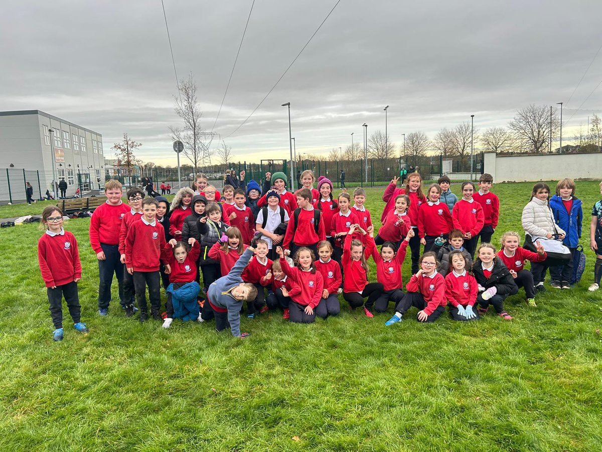 DeclanCampbel16's tweet photo. Deireadh séasúr 2024! Buíochas do na daltaí ó Scoil ruiri agus GCMN as an obair chrua ar fad a rinne siad i mbliana! 🏐 https://t.co/KmzI93GiPd