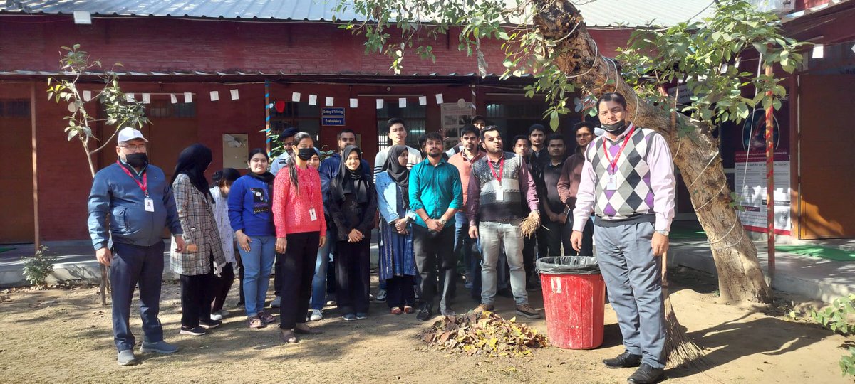 Chetan Kapoor (@_chetankapoor) on Twitter photo On #MahindraVolunteeringDay, blood flowed freely...
...as 100s of <a href="/tech_mahindra/">Tech Mahindra</a> folks turned up to donate. And plant trees, make seedballs, clean up roads, teach kids & play with them... showing the #MightOfTechM!
#TogetherWeRose
<a href="/MahindraRise/">Mahindra Group</a> On #MahindraVolunteeringDay, blood flowed freely...
...as 100s of <a href="/tech_mahindra/">Tech Mahindra</a> folks turned up to donate. And plant trees, make seedballs, clean up roads, teach kids & play with them... showing the #MightOfTechM!
#TogetherWeRose
<a href="/MahindraRise/">Mahindra Group</a>