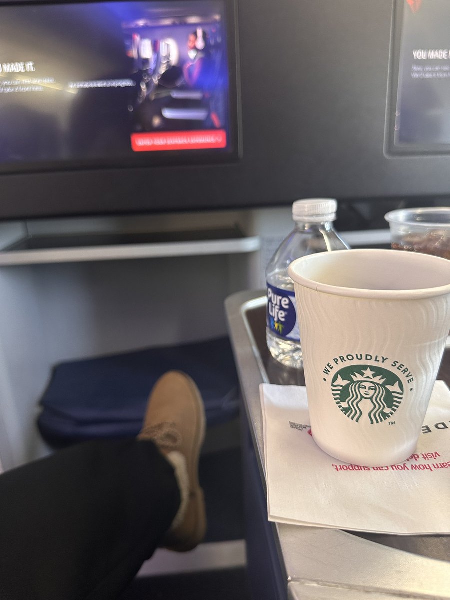 chazingamber's tweet photo. Set up nicely for today’s flight home on a blistering cold morning. Lovely pre departure experience onboard @Delta . Also, these lay down seats are always such a treat and surprise for a short haul and I AM HERE FOR IT! 👏🏻👏🏻👏🏻 #airlinetravel #Travel #thursdaymorning https://t.co/Yze2YaMPQ9