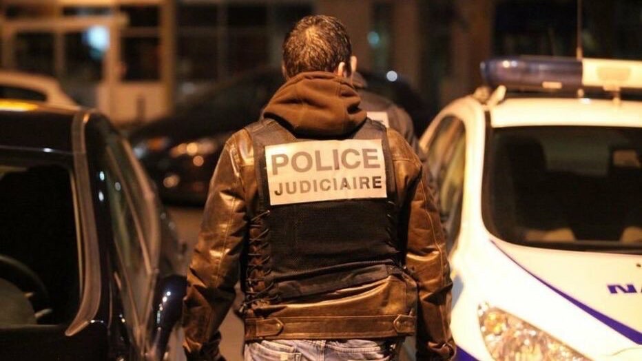 info_Paris_IDF's tweet photo. 🔴 FLASH - #NoisyLeGrand : Un homme de 28 ans a été #battu à mort en pleine rue, dimanche. 

👉 Les agresseurs, toujours en #fuite, sont activement recherchés par les policiers du SDPJ 93, qui a été chargé de l’enquête. (Actu17) #SeineSaintDenis https://t.co/fgxWJMWSOm