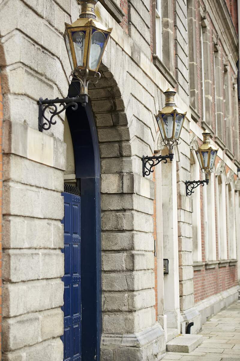 Ein Stück Geschichte mitten in der modernen Hauptstadt. Wusstest du, dass dieser Turm Teil der alten Stadtverteidigung war? 🧐

📍 Dublin Castle
📷 Therese Aherne
