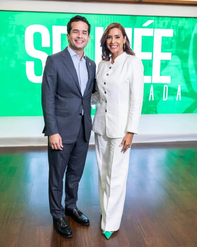 selineemendez's tweet photo. Hoy quiero felicitar de manera muy especial a nuestro senador Omar Fernández por un año más de vida. Durante los años que hemos trabajado juntos, he podido evidenciar su disciplina, compromiso y calidad humana. Es un joven que siempre busca lo mejor para nuestra gente, con un enfoque claro en el bienestar de todos.  

Su capacidad para liderar, su integridad y su incansable trabajo me llenan de admiración. Estoy segura de que seguirá construyendo un futuro brillante para nuestro país. 

¡Le deseo muchos más éxitos, salud y bendiciones ! 🥂🎂✨  

#SelinéeMéndez #OmarFernández #Liderazgo #Felicidades