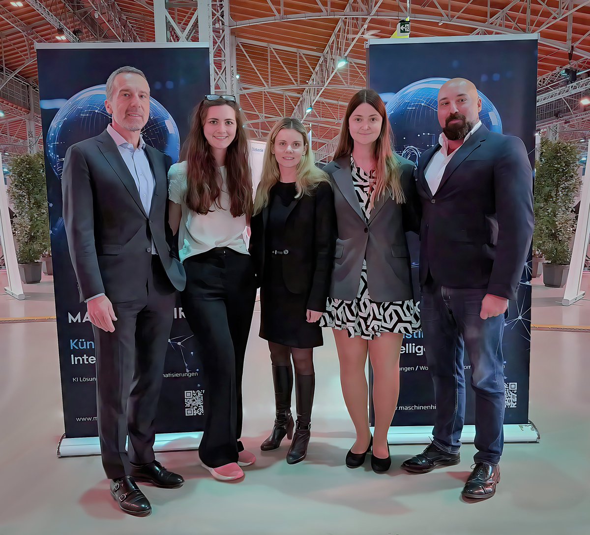 KernNiko's tweet image. Seit 8 Jahren leite ich eine Werbe- &amp;amp; IT-Agentur. 
In spätestens 8 Jahren werde ich durch KI arbeitslos.

Darum studiere ich AI @jkulinz und konnte eine absolut geniale CTO Co-Founderin, mit Abschlüssen ua von Harvard, für meine neue KI Firma maschinenhirn.at gewinnen!🦾🧠