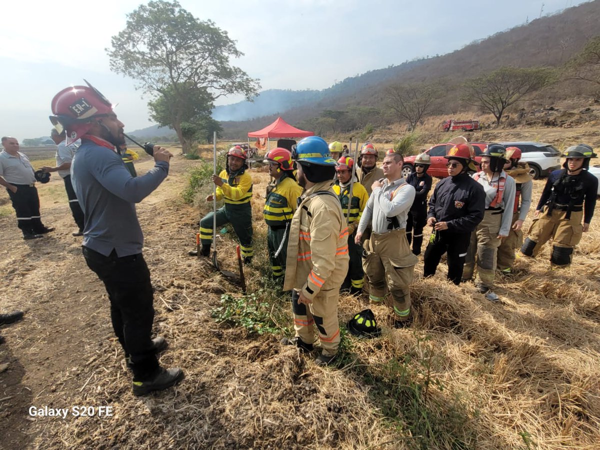 BCB_Samborondon's tweet photo. Hoy continuamos controlando el #IncendioForestal en el #CerroSantaAna, en coordinación con @Riesgos_Ec , @FuerzaAereaEc, @MuniSamborondon, @PoliciaEcuador y el BCBS 👩🏻🚒 https://t.co/ZDhKinpXwt