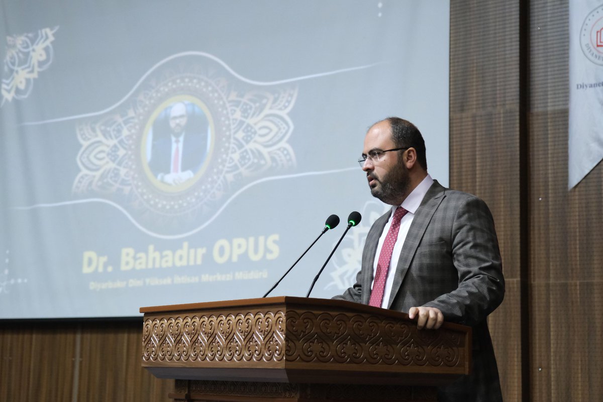 diihtisas's tweet photo. Akademi Merkezimizde Mezuniyet Coşkusu!
 Merkezimizde 2. Dönem aday din görevlilerinin mezuniyet töreni düzenlendi.
Törene Dijital Hizmetler Daire Başkanı Adil Elzerey, Diyarbakır İl Vali Yardımcısı İlyas Öztürk, Diyarbakır İl Müftüsü Celal Büyük katıldı.
https://t.co/R1UrvKGCC2 https://t.co/l8d2mfQooD