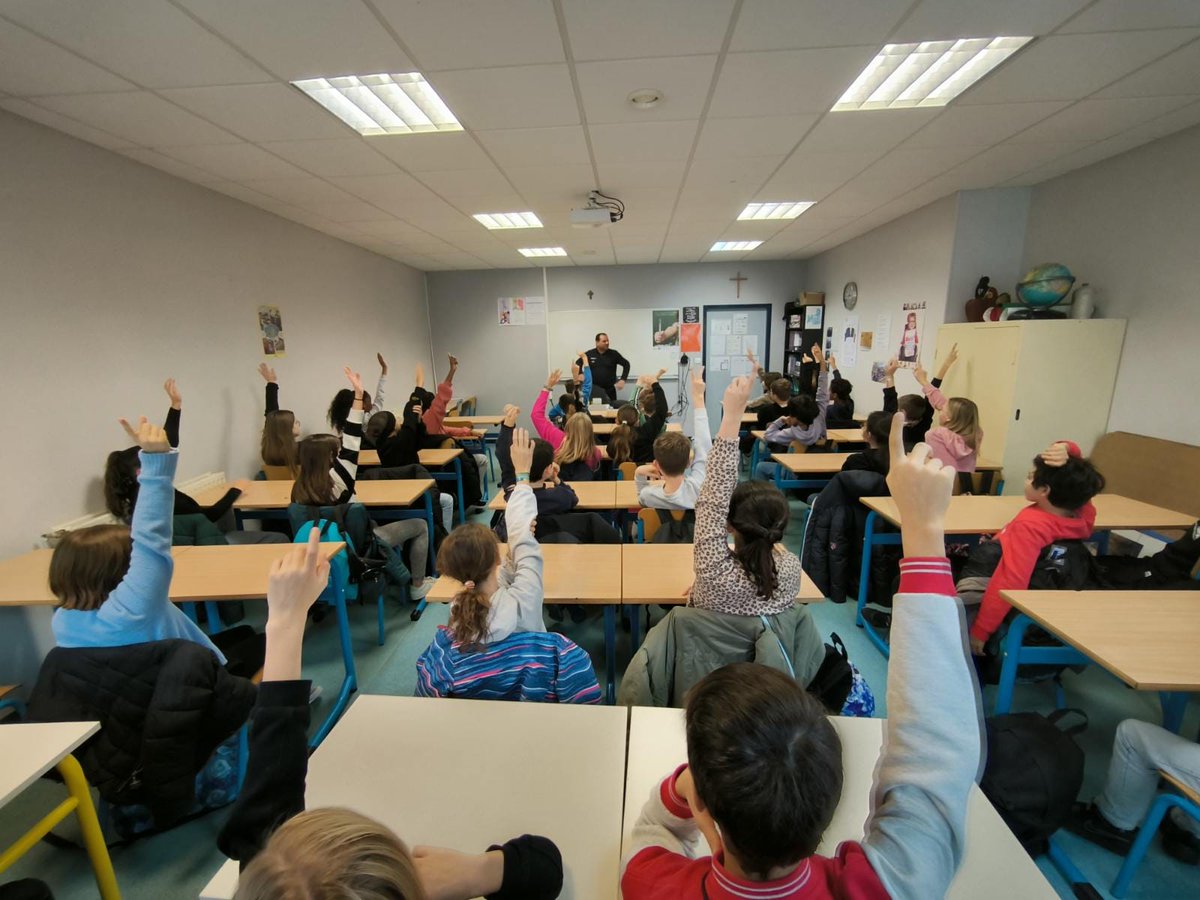 PoliceNat30's tweet photo. #Prévention | Ce jour, 180 élèves de 6ème et 4ème du collège de @Bagnols ont été sensibilisés à la problématique du harcèlement par notre policier du #CPCJ (Centre de Prévention Citoyenneté Jeunesse).
Une thématique qui a visiblement suscité un grand intérêt. 👍 https://t.co/VnMkqBn5u7