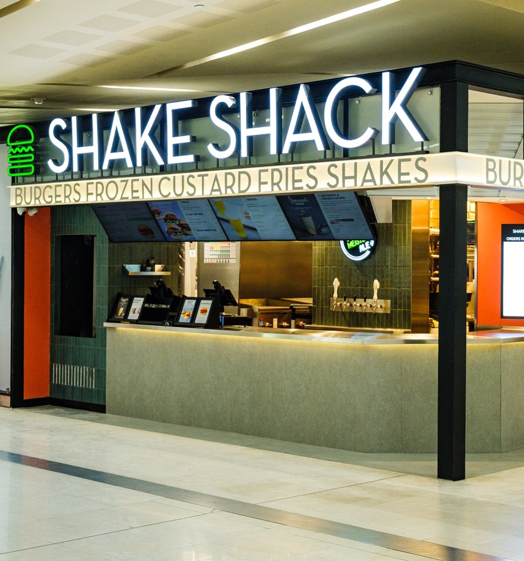 shakeshackmx's tweet photo. Hoy abrimos en el Aeropuerto Internacional de Tijuana frente a Puerta 10. ¡Pasa a saludarnos antes de tu vuelo! ✈️🍔
#ShakeShackMX #ShakeShack https://t.co/VFZqZpKGRq