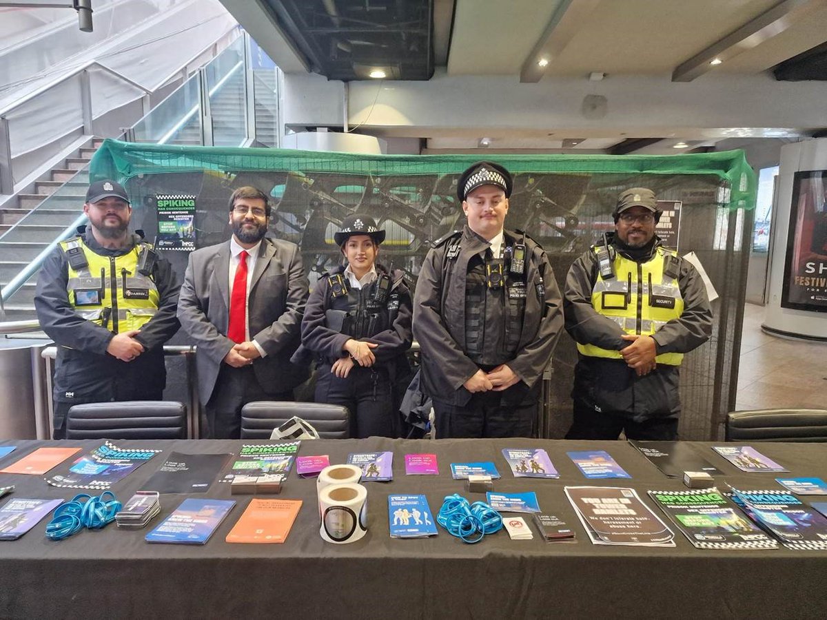 MPSTowerHam's tweet photo. We joined Canary Wharf security today engaging with the public as part of the 16 days of action. 

We shared information &amp; crime prevention advice on domestic violence, thefts, robberies, spiking as part of a wider campaign to tackle violence against women and girls. https://t.co/ex4HlWIqKW