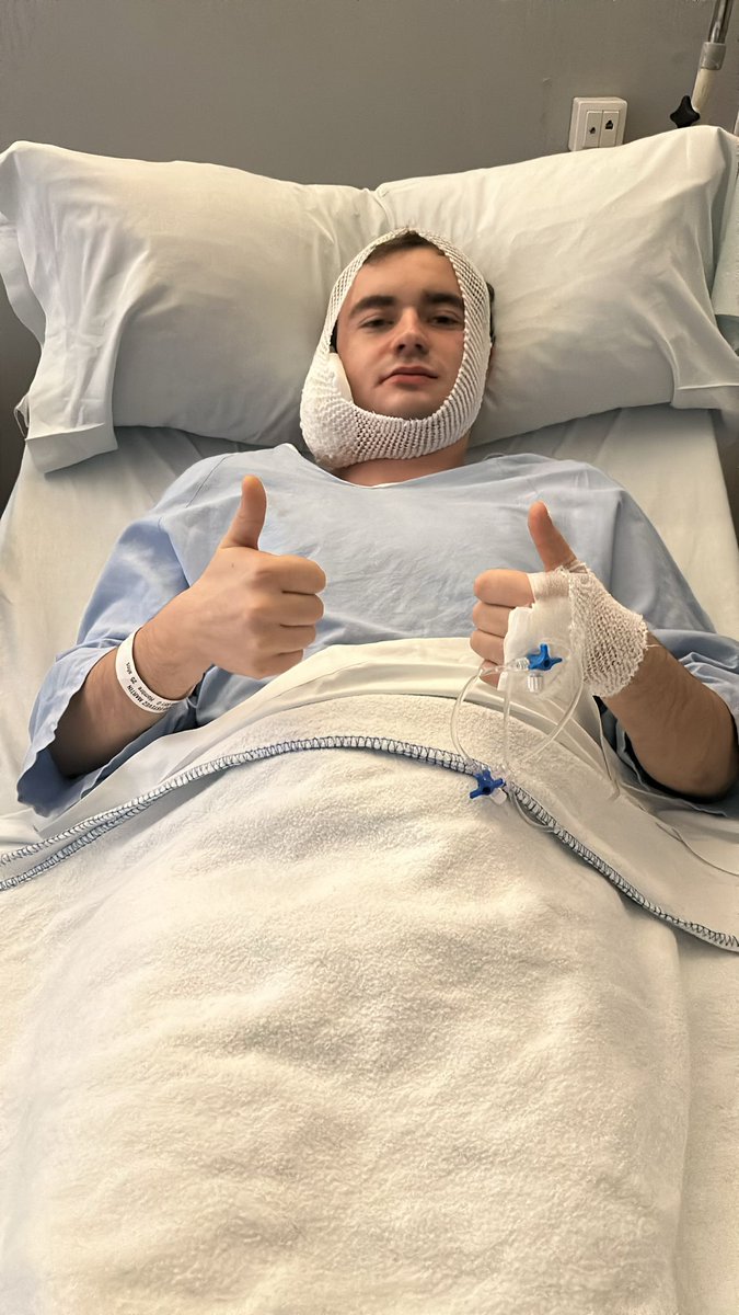 pabelloncf's tweet photo. Esta maña foi operado Berni da dobre rotura de mandíbula que sufriu no partido do Senior en Cea e todo saiu perfecto.

Desexámoste unha boa recuperación e que pronto poidas volver á normalidade.

¡Ánimo e moita forza! 💪💪💪 https://t.co/wohHJ2weNR