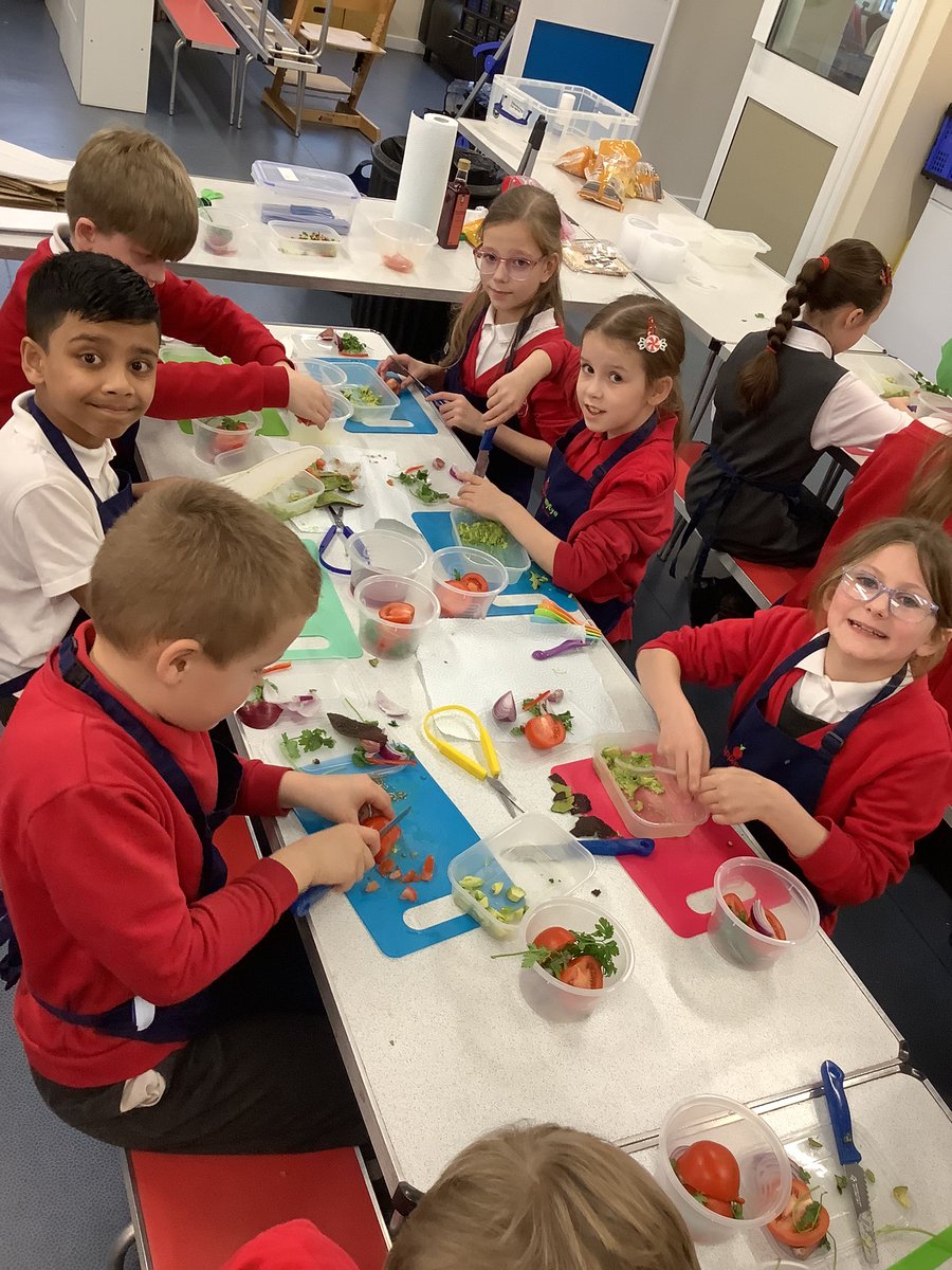 EastwayPrimary's tweet image. Year 4 were in true chef mode this morning making homemade salsa and guacamole👩🍳👨🍳🇲🇽 They practised lots of cutting techniques, especially slicing and dicing all those vegetables! They had so much fun and we are so proud🤩#designandtechnology #year4 #bringinglearningtolife 😋🍴