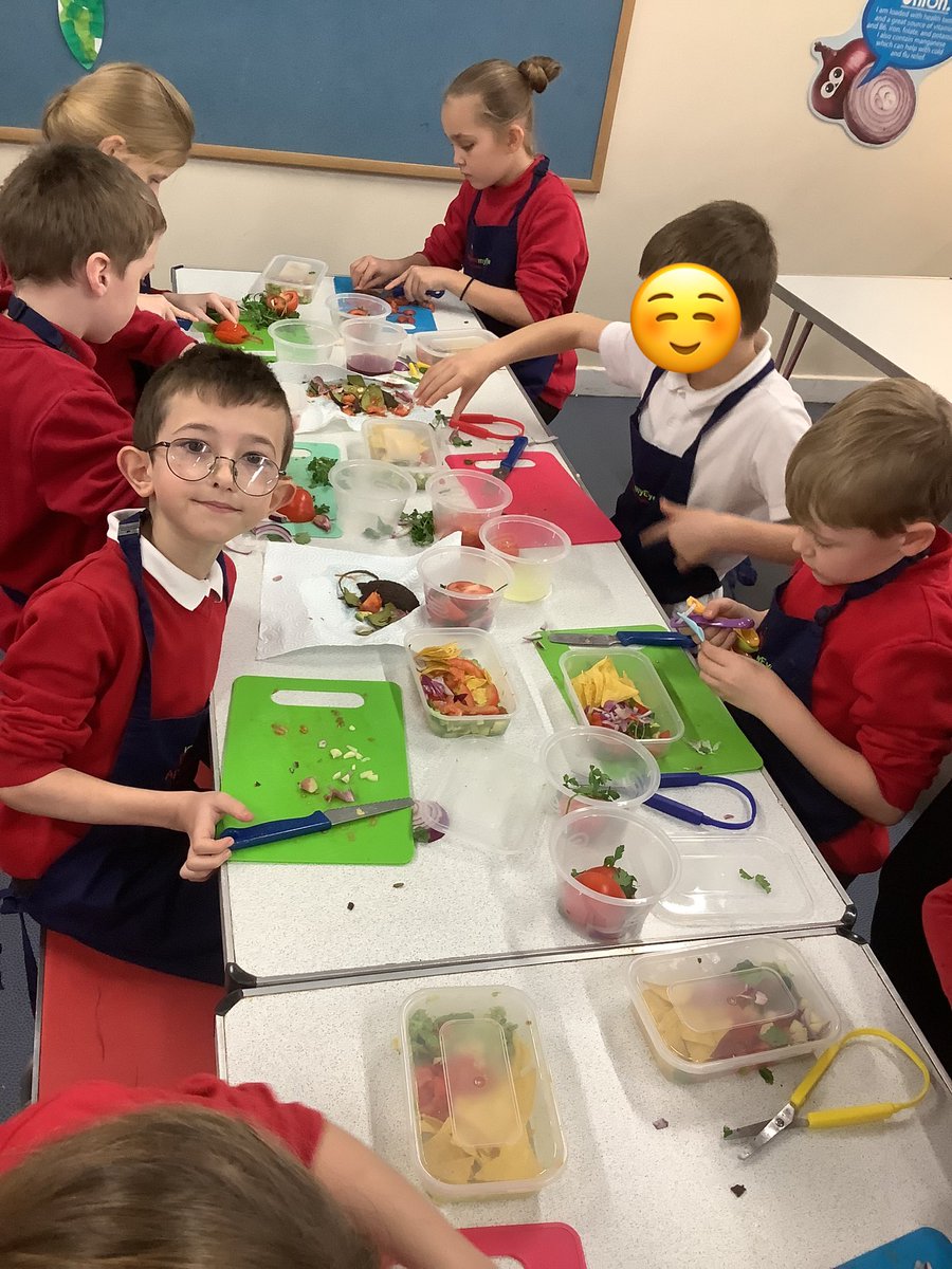 EastwayPrimary's tweet image. Year 4 were in true chef mode this morning making homemade salsa and guacamole👩🍳👨🍳🇲🇽 They practised lots of cutting techniques, especially slicing and dicing all those vegetables! They had so much fun and we are so proud🤩#designandtechnology #year4 #bringinglearningtolife 😋🍴