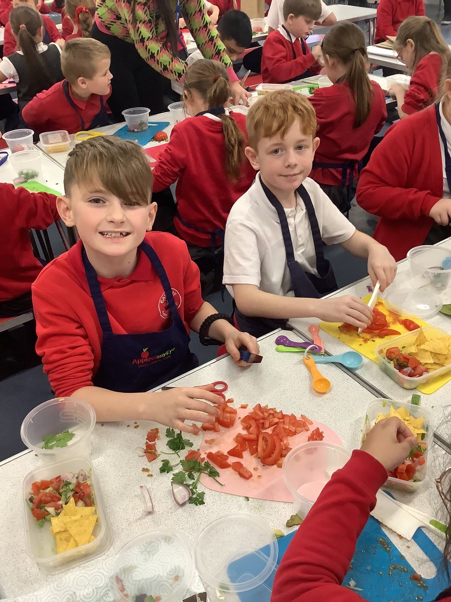 EastwayPrimary's tweet image. Year 4 were in true chef mode this morning making homemade salsa and guacamole👩🍳👨🍳🇲🇽 They practised lots of cutting techniques, especially slicing and dicing all those vegetables! They had so much fun and we are so proud🤩#designandtechnology #year4 #bringinglearningtolife 😋🍴