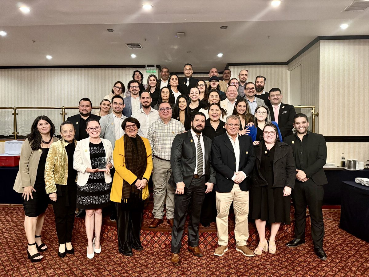 usanmarcoscr's tweet photo. Primer Encuentro de Graduados de la Universidad San Marcos. 🎓

Nos llena de orgullo y felicidad haber reunido a nuestra comunidad de graduados en este primer encuentro. ✨ https://t.co/jd2EESp2yF