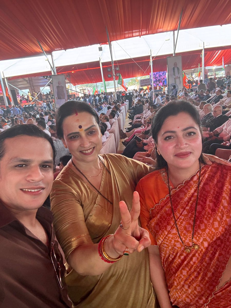 SandeepYadav__'s tweet photo. Bjp karyakarta  celebrating #devenderfadnavis #MaharashtraCM  oath ceremony #ChiefMinister #@Dev_Fadnavis 
@ChitraKWagh @navneetravirana @ShantanuAgasti @AvaniAgasti https://t.co/pnmDcFhfsy