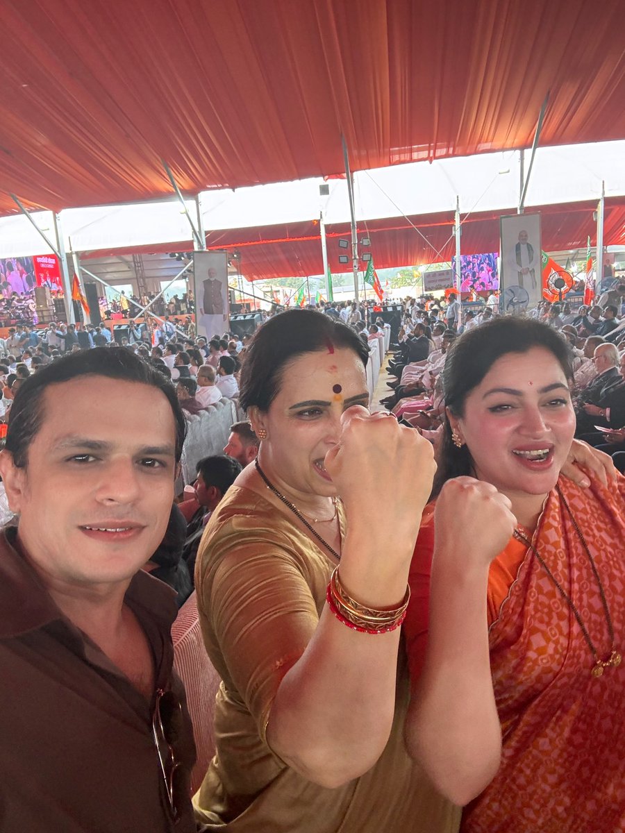 SandeepYadav__'s tweet photo. Bjp karyakarta  celebrating #devenderfadnavis #MaharashtraCM  oath ceremony #ChiefMinister #@Dev_Fadnavis 
@ChitraKWagh @navneetravirana @ShantanuAgasti @AvaniAgasti https://t.co/pnmDcFhfsy