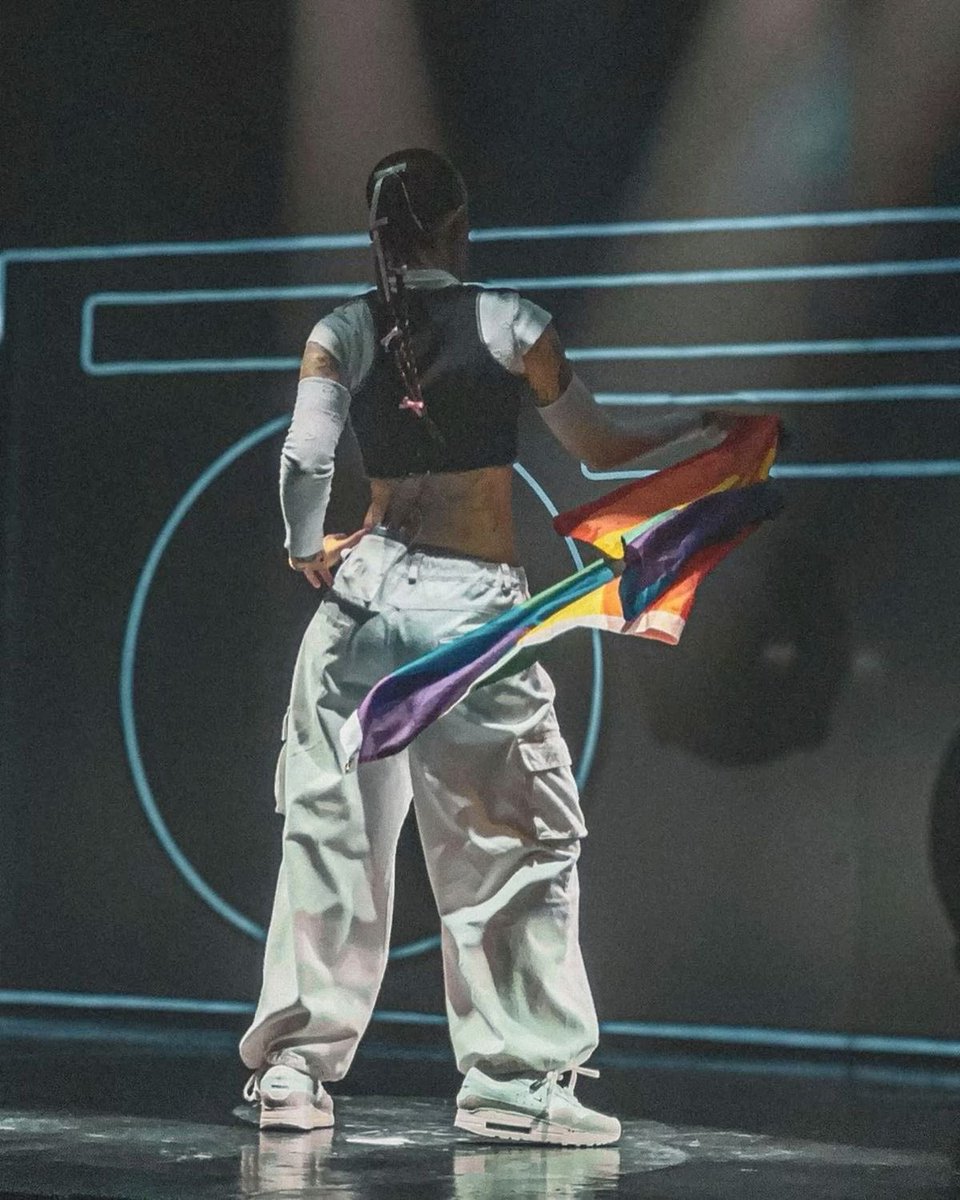 pov: estas presenciando la mejor transición del xoxo tour 🙂‍↕️💗