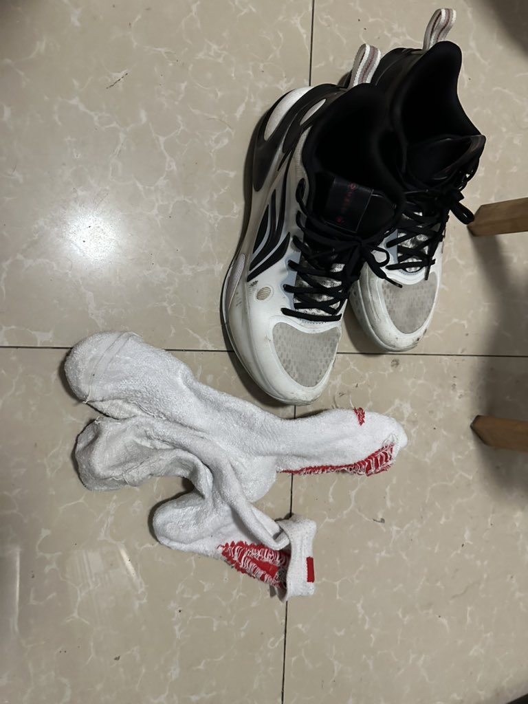 peboy101's tweet photo. 鞋袜穿好 明天发走 https://t.co/KUxFrhYfT8