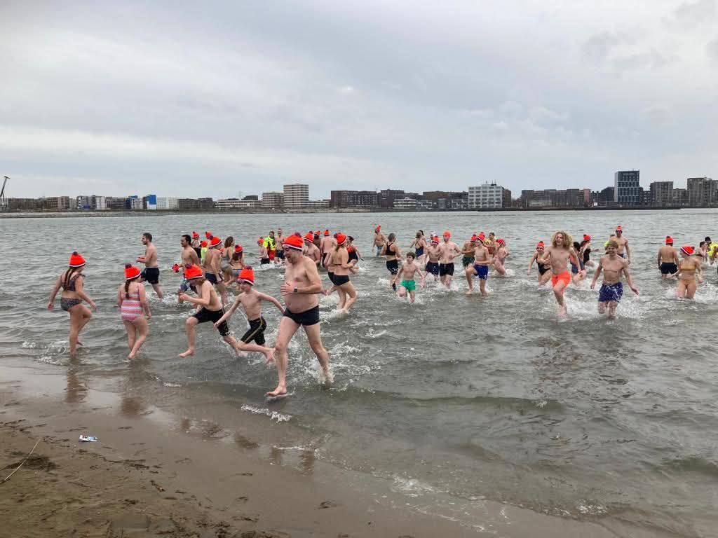 doe jij ook mee met de jaarlijkse nieuwjaarsduik op strand IJburg?? meld je aan via amsterdamsereddingsbrigade.nl/nieuwjaars-dui…