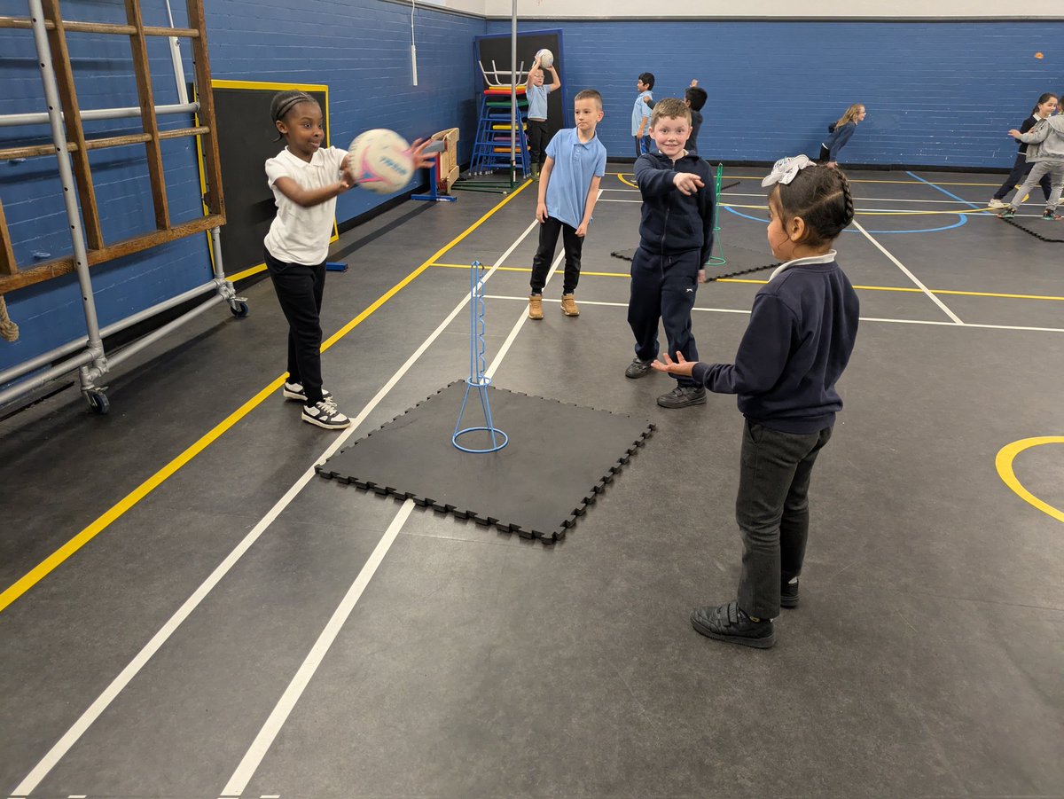 miss_mcgettigan's tweet photo. We were working hard on coordination, problem solving and decision making during today's Invasion Games at PE. Thanks to Mr Penman for sharing, they were great fun! ππ»ββοΈβΉπ»ββοΈπ€Ύπ»ββοΈ#PEPASS https://t.co/hitG2CbqES