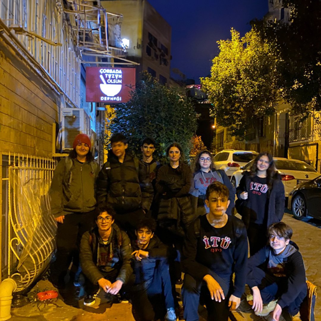 itugvo's tweet photo. Gönüllülüğü, sadece bir eylem değil daha iyi bir dünya için bir yaşam biçimi olarak benimseyen öğrencilerimiz evrensel konularda gönüllü çalışmalara katılarak hem topluma hem de çevrelerine anlamlı katkılar sunuyor.
#itugvo #itugvo25yaşında #DünyaGönüllülükGünü #itu1773 https://t.co/788oP8zxNp