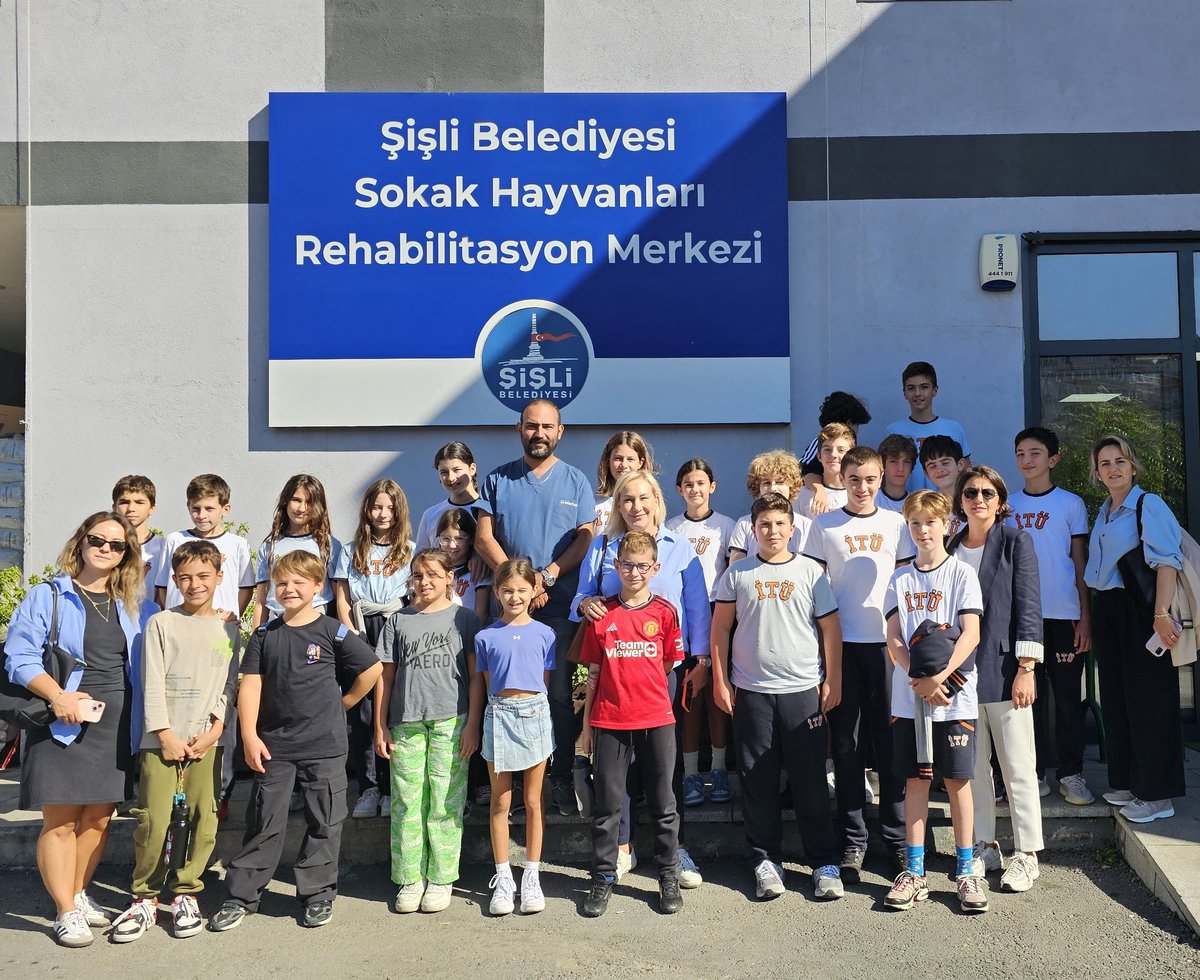 itugvo's tweet photo. Gönüllülüğü, sadece bir eylem değil daha iyi bir dünya için bir yaşam biçimi olarak benimseyen öğrencilerimiz evrensel konularda gönüllü çalışmalara katılarak hem topluma hem de çevrelerine anlamlı katkılar sunuyor.
#itugvo #itugvo25yaşında #DünyaGönüllülükGünü #itu1773 https://t.co/788oP8zxNp