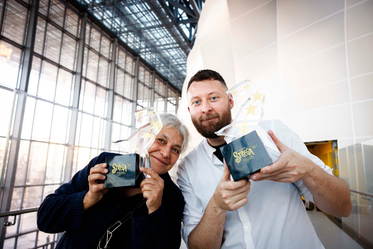 PremioStrega's tweet photo. Jarvis e la traduttrice Alessandra Valtieri con «Orso e Uccellina. Il picnic e altre storie» (Lapis) hanno vinto il #PremioStregaRagazzeeRagazzi, 
categoria 6+ con 24 voti su 40 espressi.

©️ Musacchio, Pasqualini &amp; Fucilla/MUSA https://t.co/tQtGapPiNb