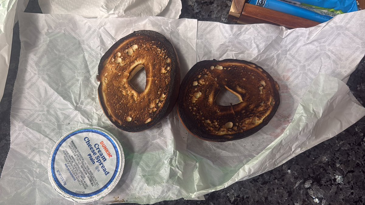 jaymbpro's tweet image. #Dunkin #Dunkindonuts #burnt #Bagel 
Y’all really put this in a bag…👀