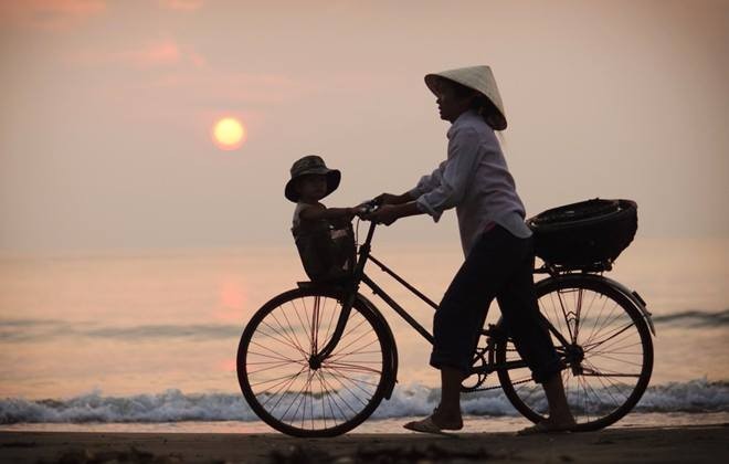 BÀN CHÂN CỦA MẸ

Mùa đông luôn mang theo những cơn gió lạnh cắt da cắt thịt, nhưng trong ký ức của tôi, mùa đông còn là những đêm mẹ tôi không ngủ được. Mẹ thường ngồi bên giường, xoa bóp đôi chân đã mỏi nhừ sau bao năm tháng vất vả.  

Ngày xưa, mẹ tôi là