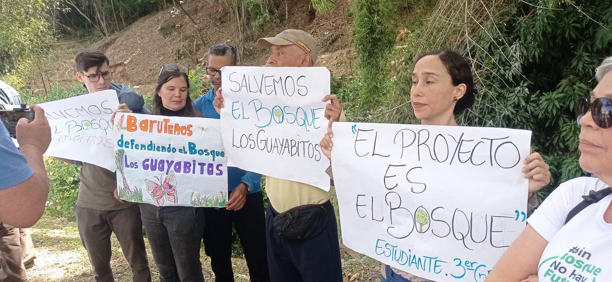 ReporteYa's tweet photo. #5Nov #Miranda #Protesta 
Vecinos de Baruta se concentraron este jueves frente al bosque de Los Guayabitos para denunciar la desforestación que está ocurriendo en la zona.

Tanto los vecinos como los activistas ambientales aseguraron que es una situacion "alarmante" que representa una "amenaza" para la biodiversidad local. Además, reclamaron por la violación a la Ley de Aguas y Ley de Bosques.
- @ElPitazoTV