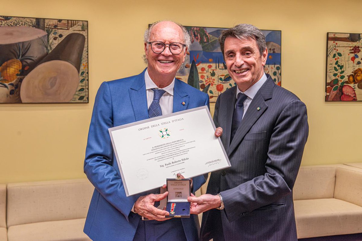 O Embaixador 🇮🇹Alessandro Cortese, organizou ontem uma cerimônia especial para entregar ao ícone do futebol Paulo Roberto Falcão a condecoração de Oficial da Ordem da Estrela da Itália 🎖️
➡️ambbrasilia.esteri.it/pt/news/dall_a…
<a href="/ItalyMFA_int/">Italy MFA</a>