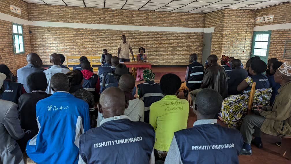 SakeSector1's tweet photo. None kuwa 05.12.2024 Es Sector Sake Bwana Ndaruhutse Jean de Dieu yayoboye inama y'inshuti z'umuryango zo mu Murenge wa Sake, aho biyemeje gukora uko bashoboye Imibereho Myiza y'abaturage ikarushaho kuba myiza,bahinga uturima tw'ibikoni,Barwanya imirire mibi n'igwingira ry'abana. https://t.co/cyONHcIBll