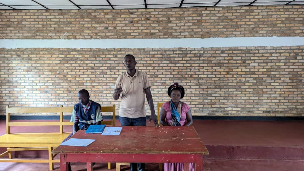 SakeSector1's tweet photo. None kuwa 05.12.2024 Es Sector Sake Bwana Ndaruhutse Jean de Dieu yayoboye inama y'inshuti z'umuryango zo mu Murenge wa Sake, aho biyemeje gukora uko bashoboye Imibereho Myiza y'abaturage ikarushaho kuba myiza,bahinga uturima tw'ibikoni,Barwanya imirire mibi n'igwingira ry'abana. https://t.co/cyONHcIBll