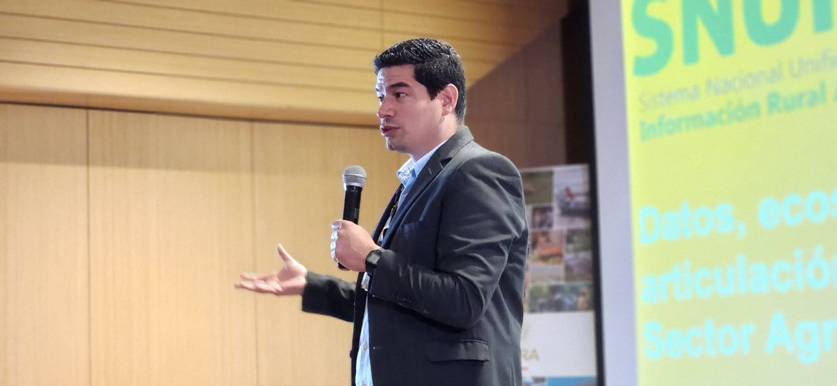 UPRAColombia's tweet photo. #AEstaHora| Avanza el segundo día de #AgroTIC 2024 con la presentación de @faboacevedo de la #UPRA denominada: "Transformación Digital y Gobierno Digital UPRA - Laboratorio de
Ciencia de Datos del Sistema Nacional Unificado de Información Rural Agropecuario
- #SNUIRA".
Avanza la planificación del campo con tecnología y análisis de datos 💪🏻🌾🌄
#GobiernodelCambio #potenciadelavida #RevoluciónporlaVida