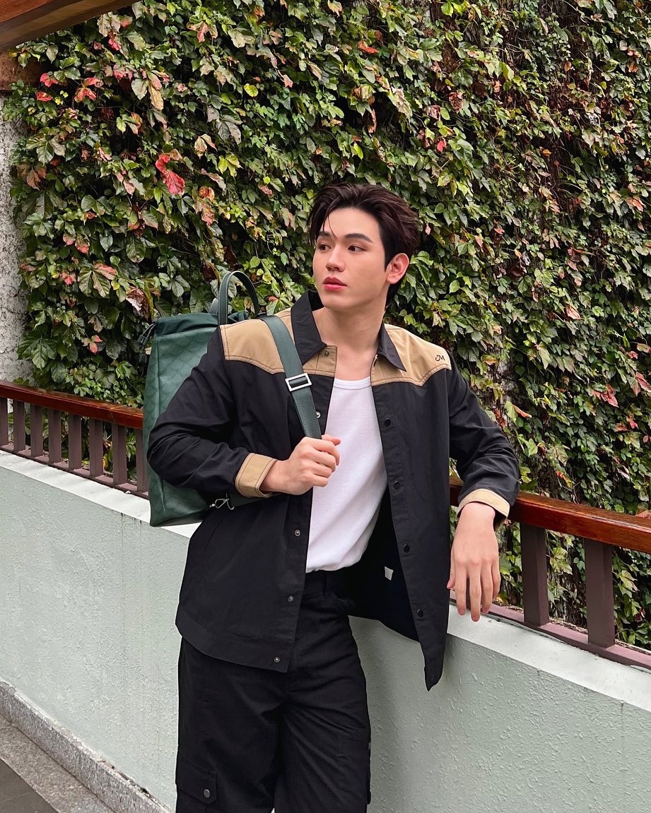 GVWIEEOFFICIAL's tweet photo. ตอนพี่โจ้บอกว่าขายหมาเห่าเครื่องบินมา 2 ปีแต่ยังไม่เจอแคส แล้วได้มาเจอเตนิวคือเราเข้าใจทุกอย่าง นิวมีครบทุกองค์ประกอบที่จะเป็นคณิต สจ๊วตหนุ่มสุดหล่อคนสวยขา วิชวลภาคพื้นบิน มองซ้ายมองขวานี่ก็เกรับตัวท็อป เดินผ่านรุกที่ไหนก็เหลียวหลัง https://t.co/u3sWHjYdZa