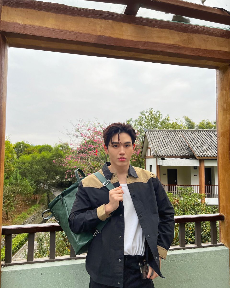 GVWIEEOFFICIAL's tweet photo. ตอนพี่โจ้บอกว่าขายหมาเห่าเครื่องบินมา 2 ปีแต่ยังไม่เจอแคส แล้วได้มาเจอเตนิวคือเราเข้าใจทุกอย่าง นิวมีครบทุกองค์ประกอบที่จะเป็นคณิต สจ๊วตหนุ่มสุดหล่อคนสวยขา วิชวลภาคพื้นบิน มองซ้ายมองขวานี่ก็เกรับตัวท็อป เดินผ่านรุกที่ไหนก็เหลียวหลัง https://t.co/u3sWHjYdZa