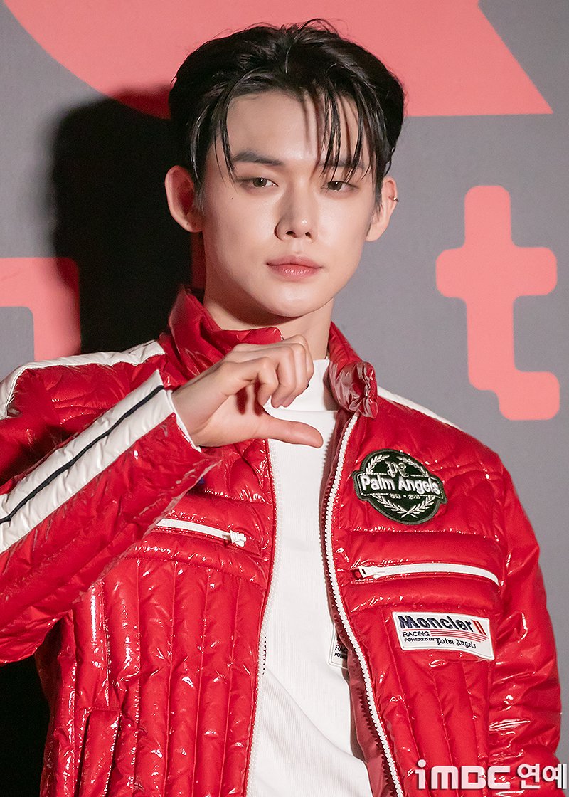 WORLDMUSICAWARD's tweet photo. #TXT's #Yeonjun caused a sensation at the GQ Men of the Year event today, arriving on the red carpet in a dashing outfit! 👏🕺💥📰🇰🇷✨💫🌟👑❤️‍🔥

YEONJUN MEN OF THE YEAR 
#YEONJUNatGQNIGHT @TXT_members 

https://t.co/lGCTLReGG6 https://t.co/a6YDwxyxtB