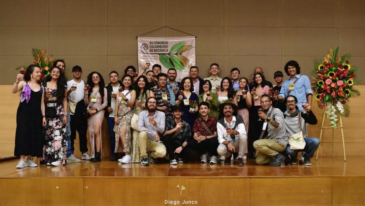 🌿La profesora Rocío  Cortés rodeada de sus estudiantes de Ingenieria Forestal fue reconocida por la Asociación Colombiana de Botánica en el XII Congreso en Popayán, por su valiosa contribución al avance de la ciencia y la botánica en Colombia.   👉
facebook.com/laud90.4estere…