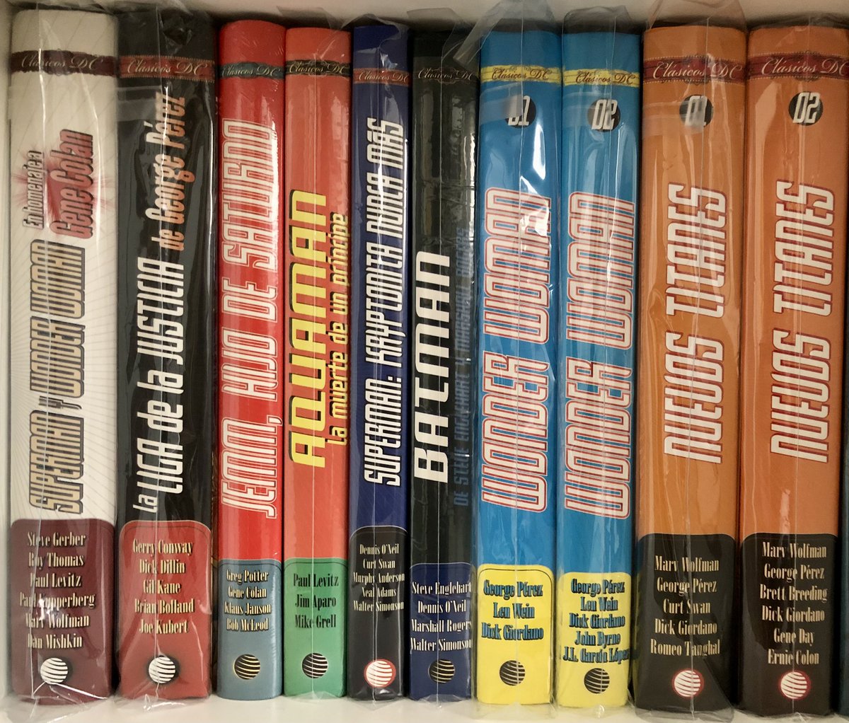 _datawan's tweet photo. Hoy me despido de mi colección completa de Clásicos DC, aquella fantástica edición que Planeta Cómic lanzó entre 2010 y 2011. Aunque siempre será especial para mí, cada vez leo menos pijameo y necesito más espacio, así que he decidido venderla y ya está de camino a La Orotava. https://t.co/PIxnDwi7hq