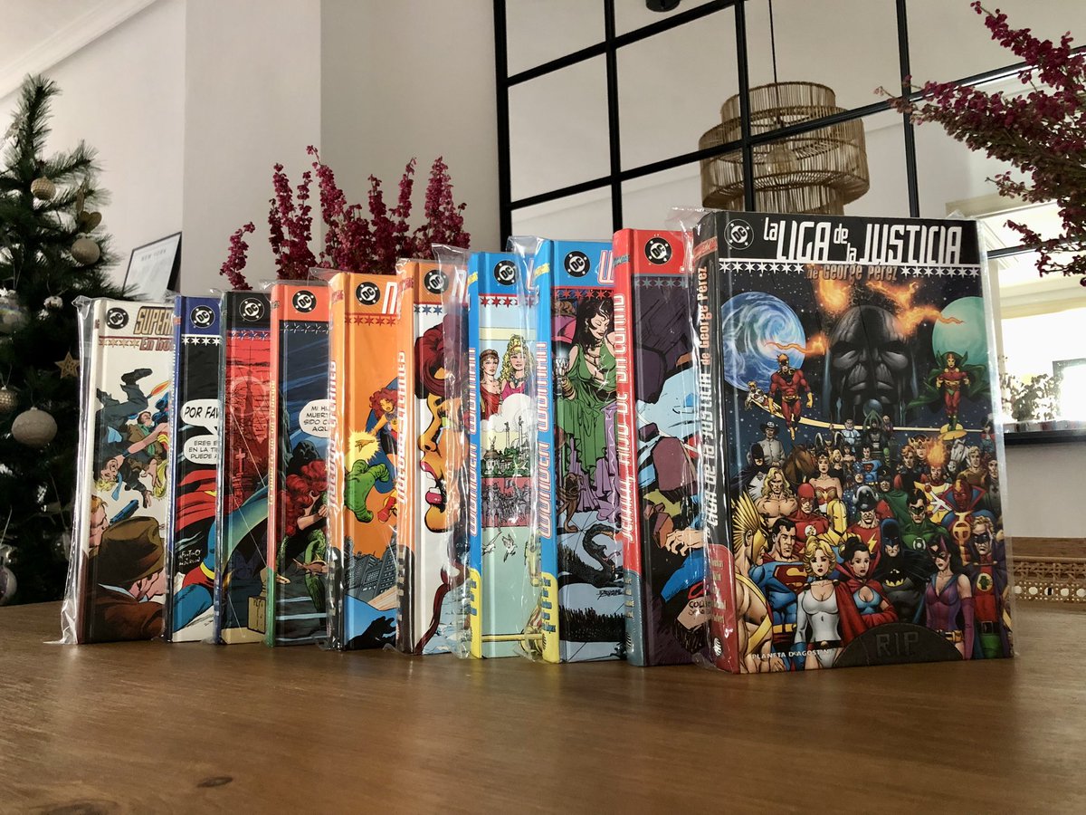 _datawan's tweet photo. Hoy me despido de mi colección completa de Clásicos DC, aquella fantástica edición que Planeta Cómic lanzó entre 2010 y 2011. Aunque siempre será especial para mí, cada vez leo menos pijameo y necesito más espacio, así que he decidido venderla y ya está de camino a La Orotava. https://t.co/PIxnDwi7hq